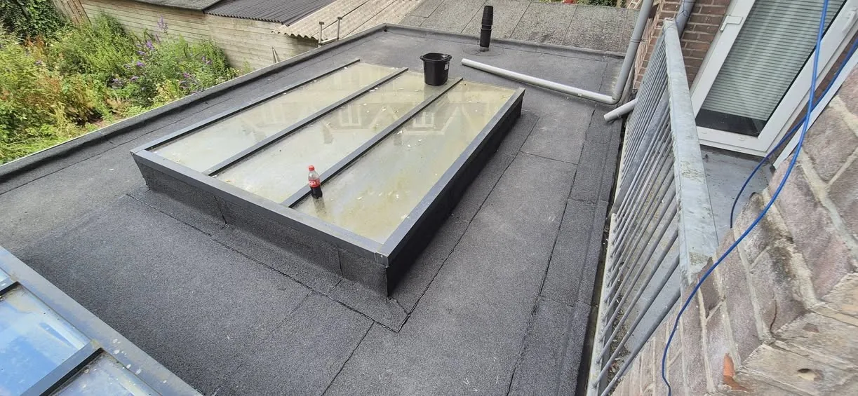 Aanbouw plat dak vernieuwd — Rotterdam