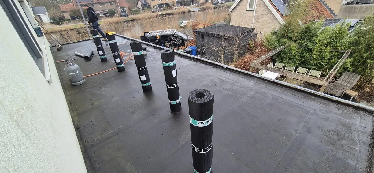 Groot plat dak in renovatie — VVE en vastgoed