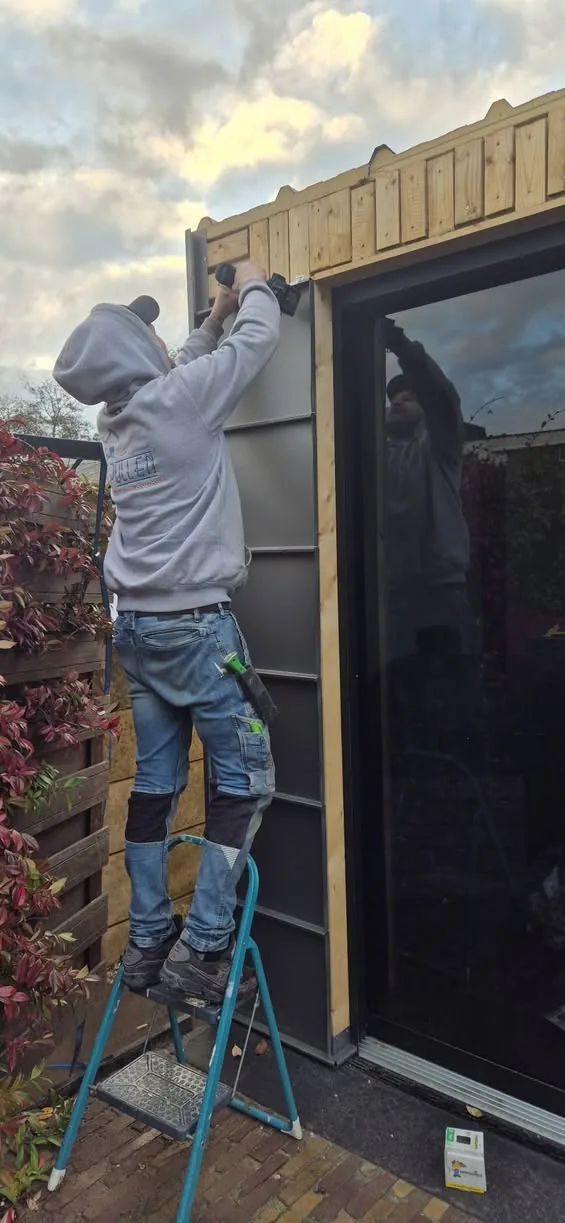 Vakman aan het werk — zink op maat gezet