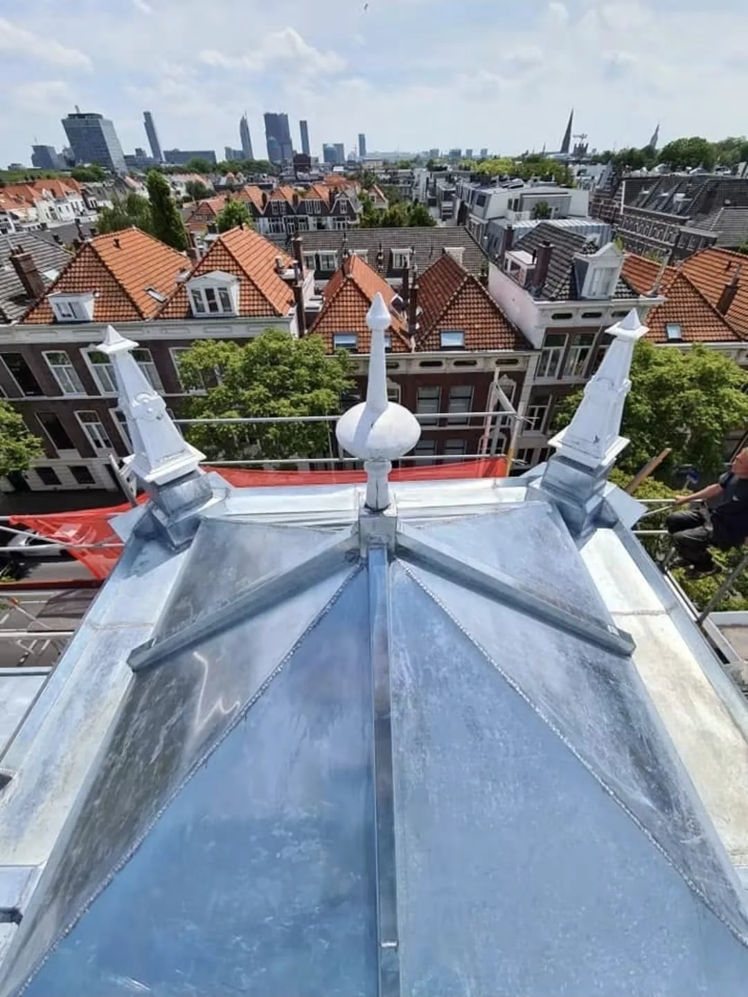 Titaanzink piramidedak op een monumentaal pand in Den Haag — vakwerk van Pullen Dakonderhoud